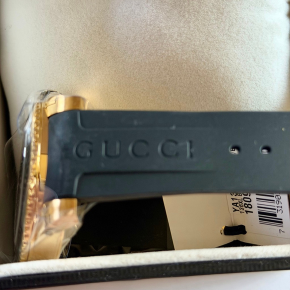 Gucci Dive Watch YA136219 45mm Gold and Black - Picture 5 of 12